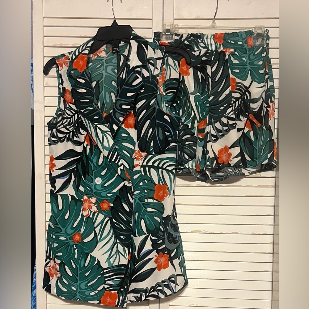 Two Piece Skorts Set in Multi Print No Iron Perfect Travel Set-  Size Small